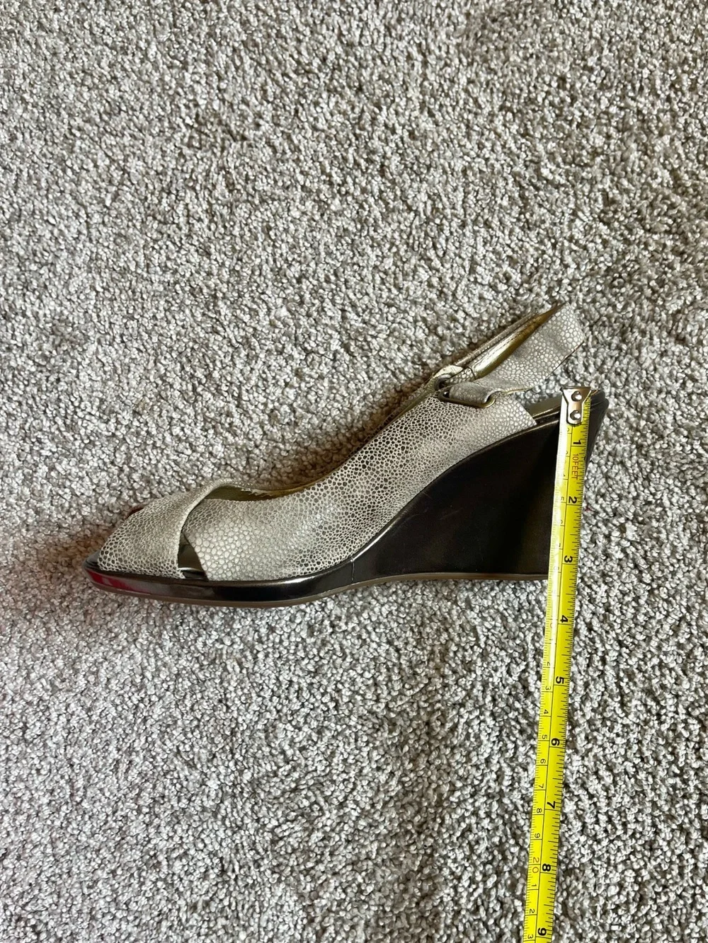 Women's Open Toe Kenneth Cole Reaction Silver Gold Metallic Wedges Size 7.5